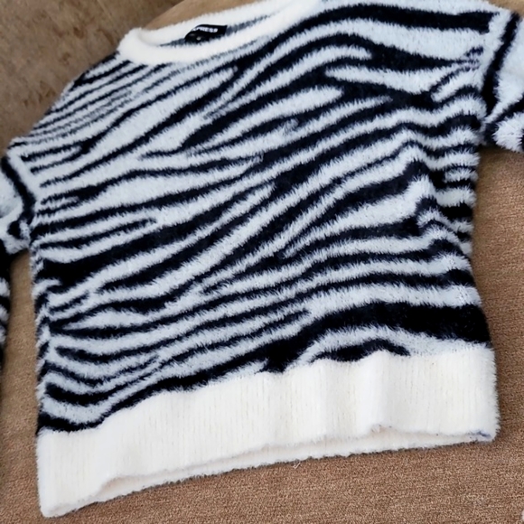 Express Sweater NWOT - Picture 3 of 13